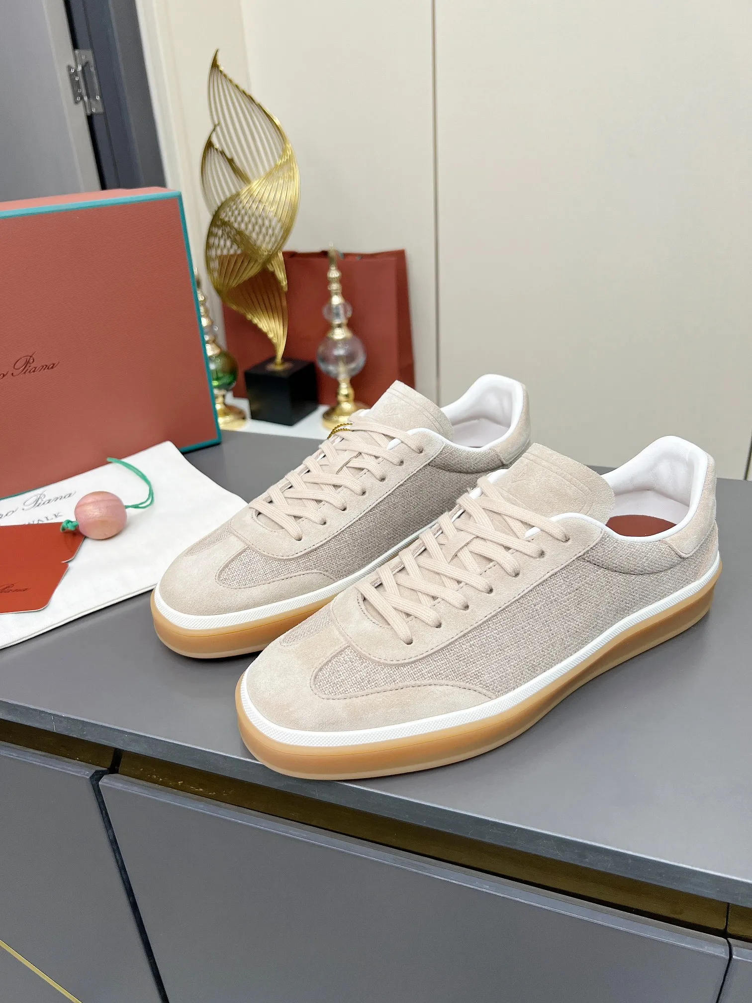 Men's shoes 💰600 purchasing agent, high version 🦅⛳️ Italy [Loro Piana] Tennis walk series LP couple's moral training shoes casual sports shoes sneakers 🎁🎁 Original purchase development and production This new suede tennis shoe adopts an ultra-low design, suitable for wearing all year round 👫👫 The wrapped sole creates an effortlessly attractive color combination that harmoniously blends functionality with understated style, making it the ideal shoe for urban wear. Soft calfskin tongue with Kummel color insert at the heel, cotton lace upper with embossed LP logo, cowhide suede sole, rubber-lined calfskin ✦ Upper: special linen ➕ eco-friendly cowhide ✦ lining: cowhide lining ➕ cowhide insole ✦ sole: original molded TPR ultra-light outsole ✦ packaging: original complete package ✦Female size: 35--40 ✦Male size: 39--45